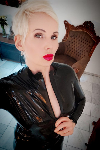Goddess Helen Bates Profile picture